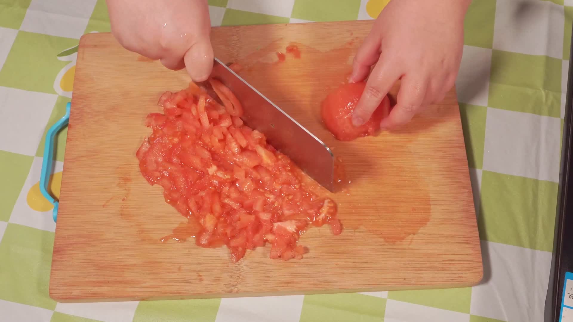 去皮番茄切丁西红柿丁视频的预览图