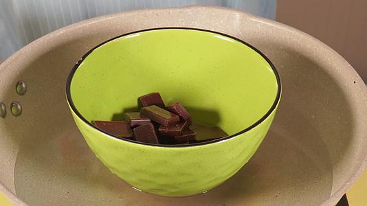 融化巧克力制作甜品坚果朱古力视频的预览图