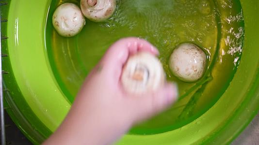 清洗口蘑切口蘑做饭切菜备菜视频的预览图