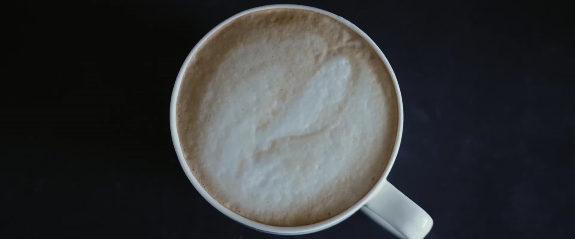 拿铁咖啡饮品特写视频的预览图