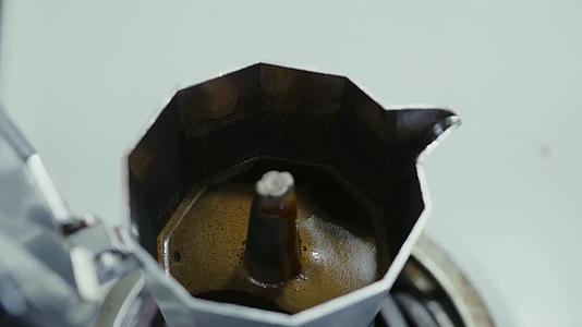 居家煮咖啡拿铁咖啡制作视频的预览图