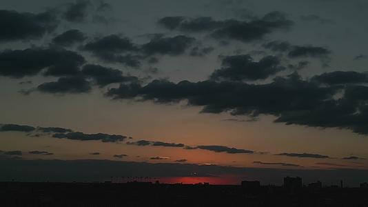 傍晚夕阳落日余晖城市夜景视频的预览图