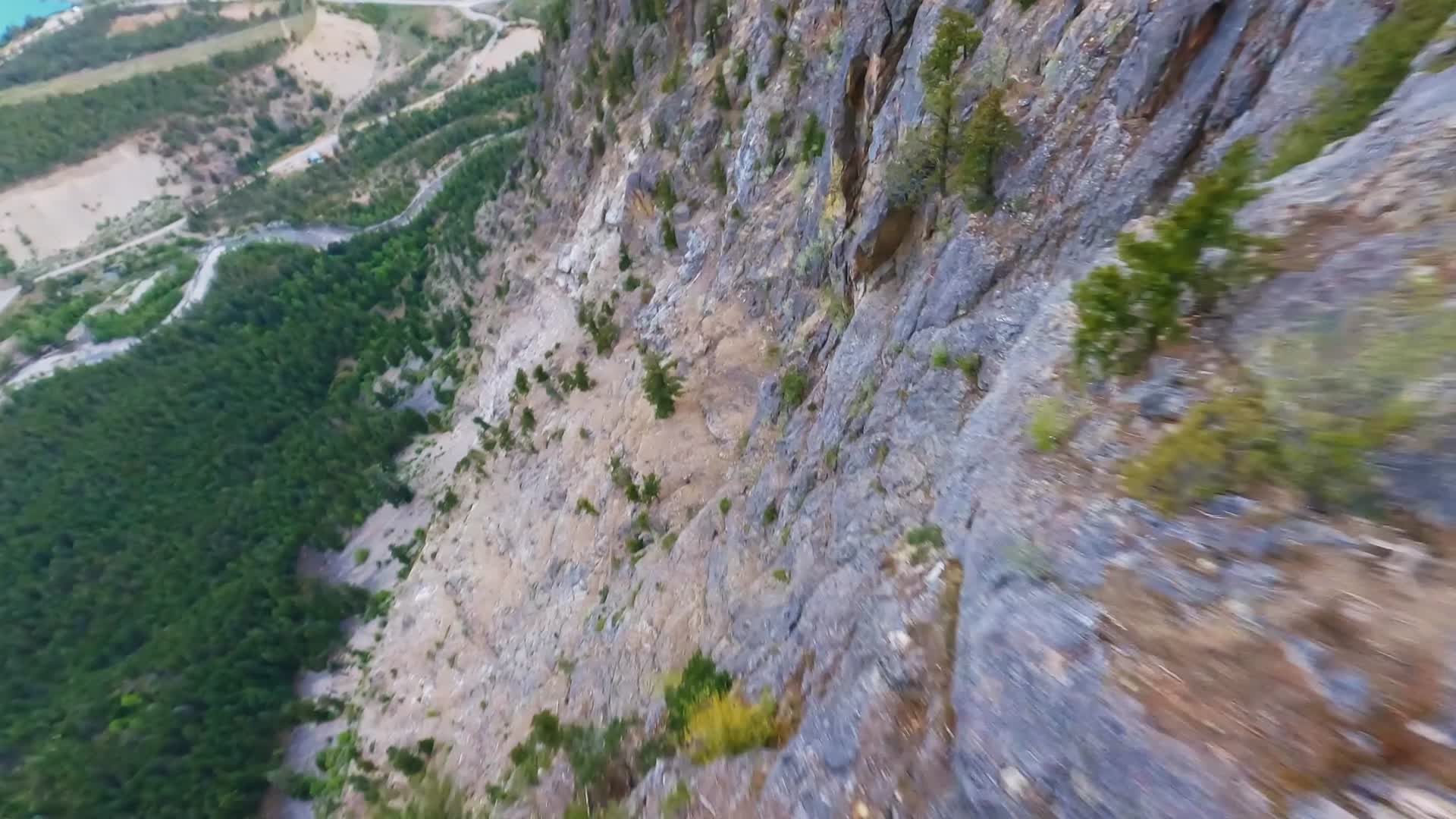 穿越机山脉森林飞越山谷航拍视频的预览图