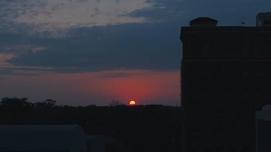 傍晚夕阳落日余晖城市夜景视频的预览图
