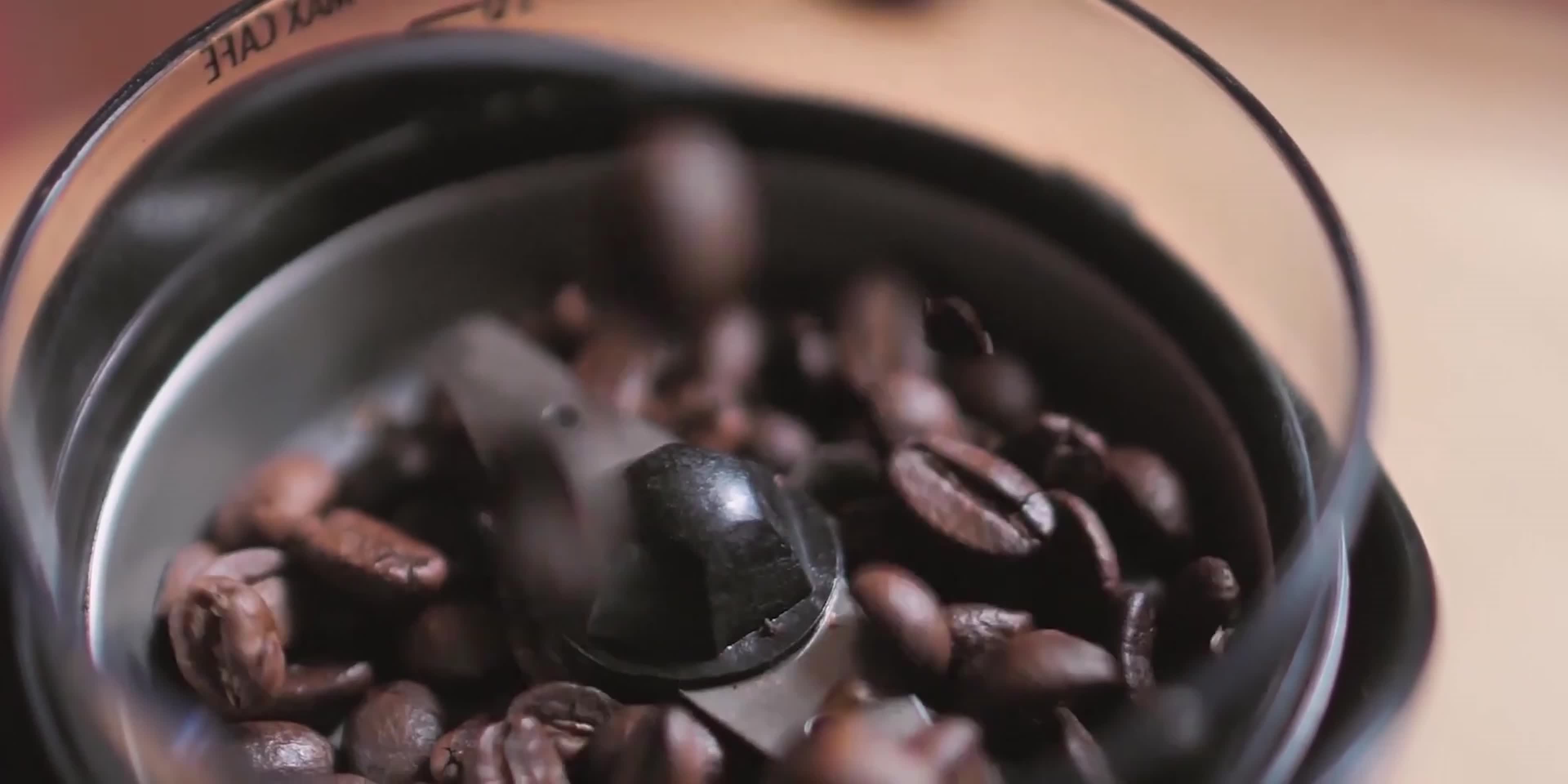 咖啡机研磨咖啡豆制作咖啡视频的预览图