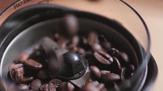 咖啡机研磨咖啡豆制作咖啡视频的预览图