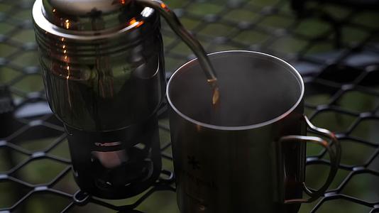 户外露营煮咖啡热咖啡视频的预览图