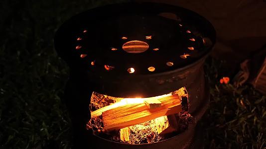 户外露营篝火柴火炉子木柴燃烧视频的预览图