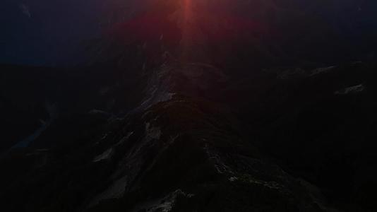 黄昏夕阳攀登山峰登顶航拍视频的预览图