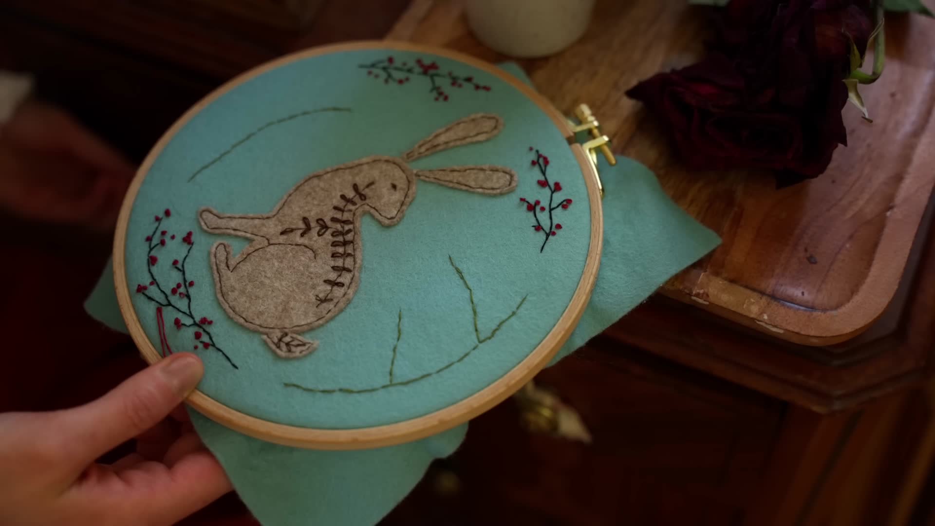 兔年兔子手工刺绣工艺品视频的预览图