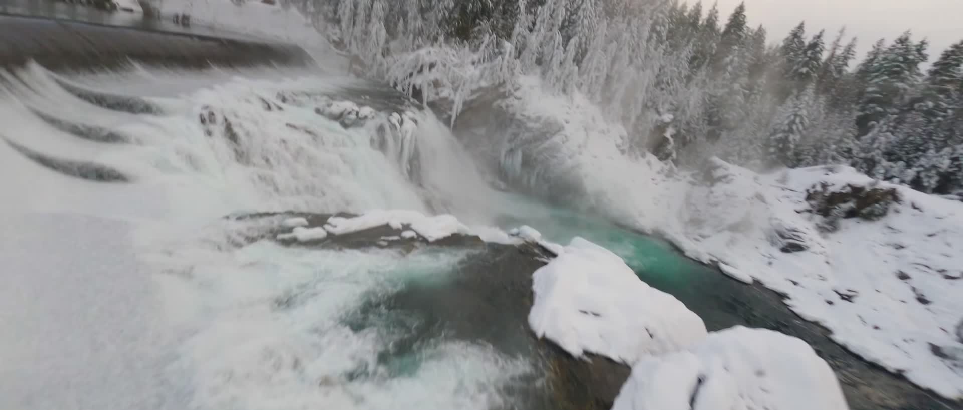 冬季森林河流雪景穿越机航拍视频的预览图