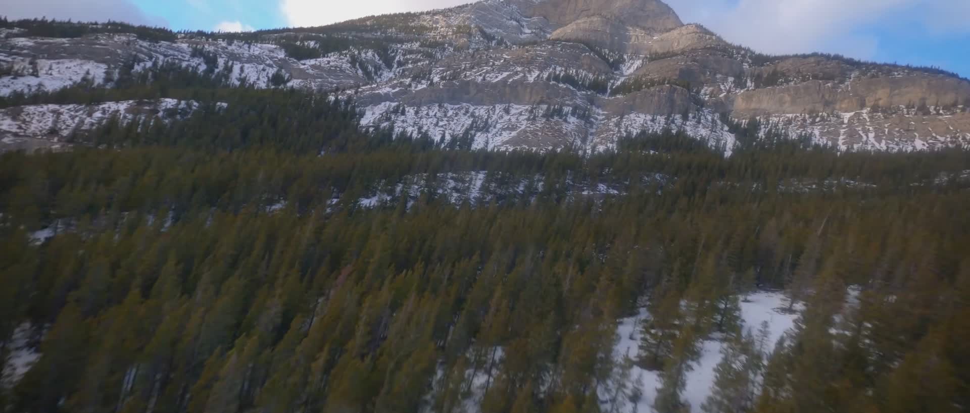 穿越机飞越山脉雪山森林湖泊视频的预览图