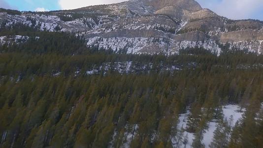穿越机飞越山脉雪山森林湖泊视频的预览图