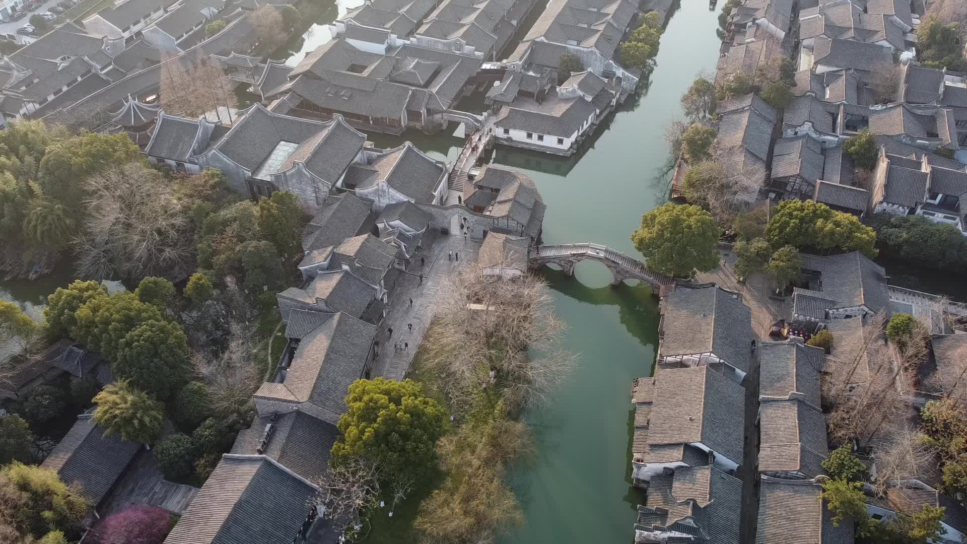 春天乌镇航拍摇橹船江南水乡视频的预览图