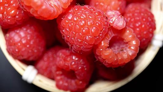 树莓蔓越莓浆果水果美食视频的预览图