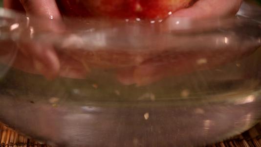 水盆里刷洗桃子去掉桃毛视频的预览图