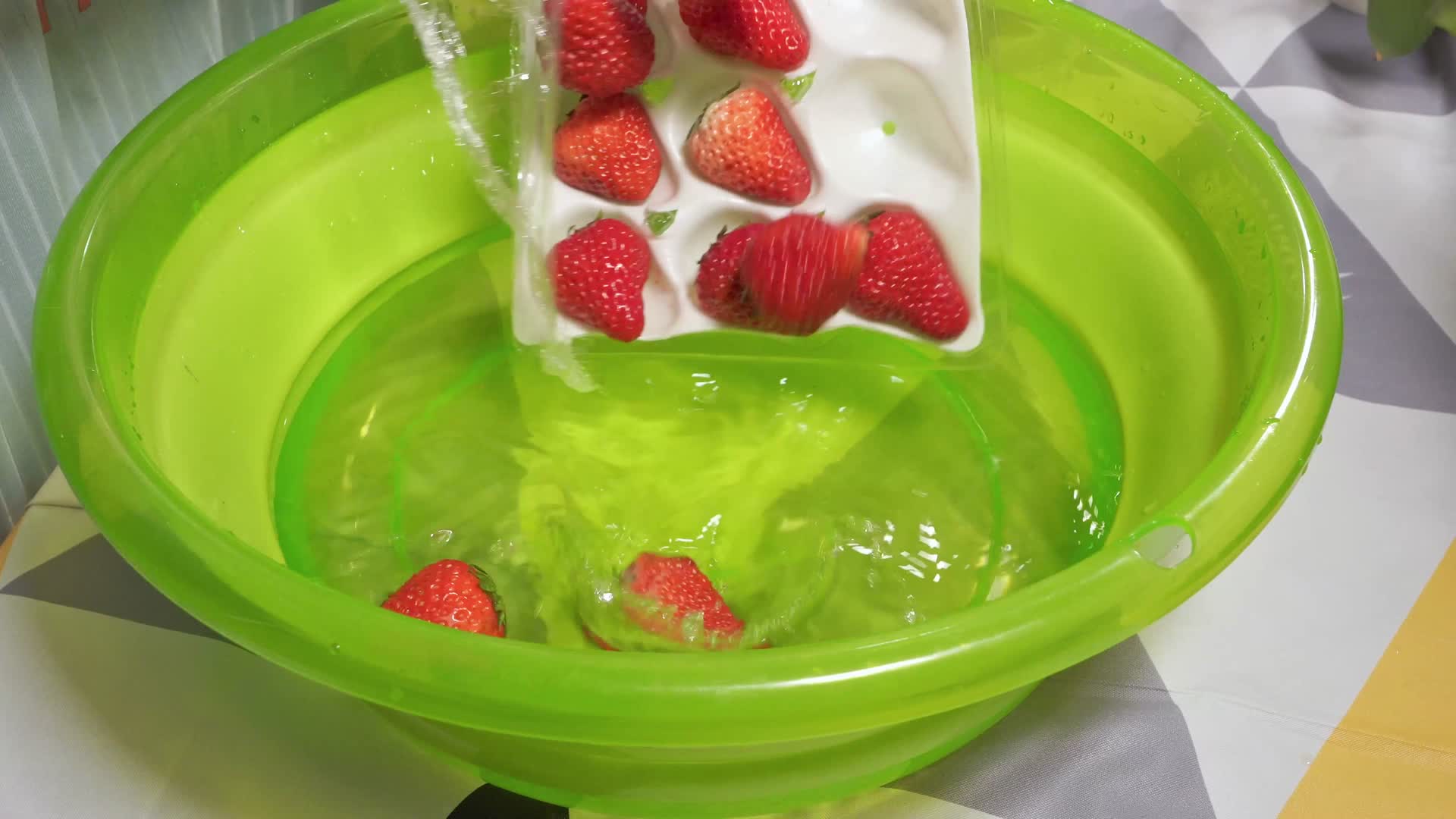 水盆清洗草莓去草莓蒂视频的预览图
