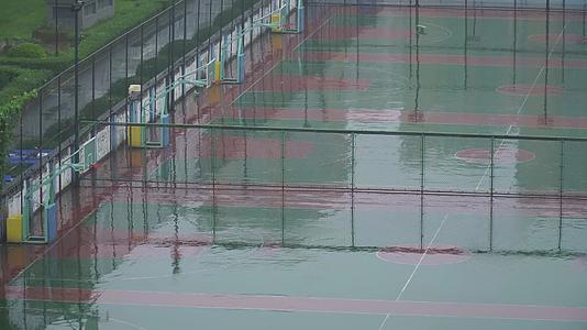 塑胶场地积水雨水雨后倒影篮球场视频的预览图