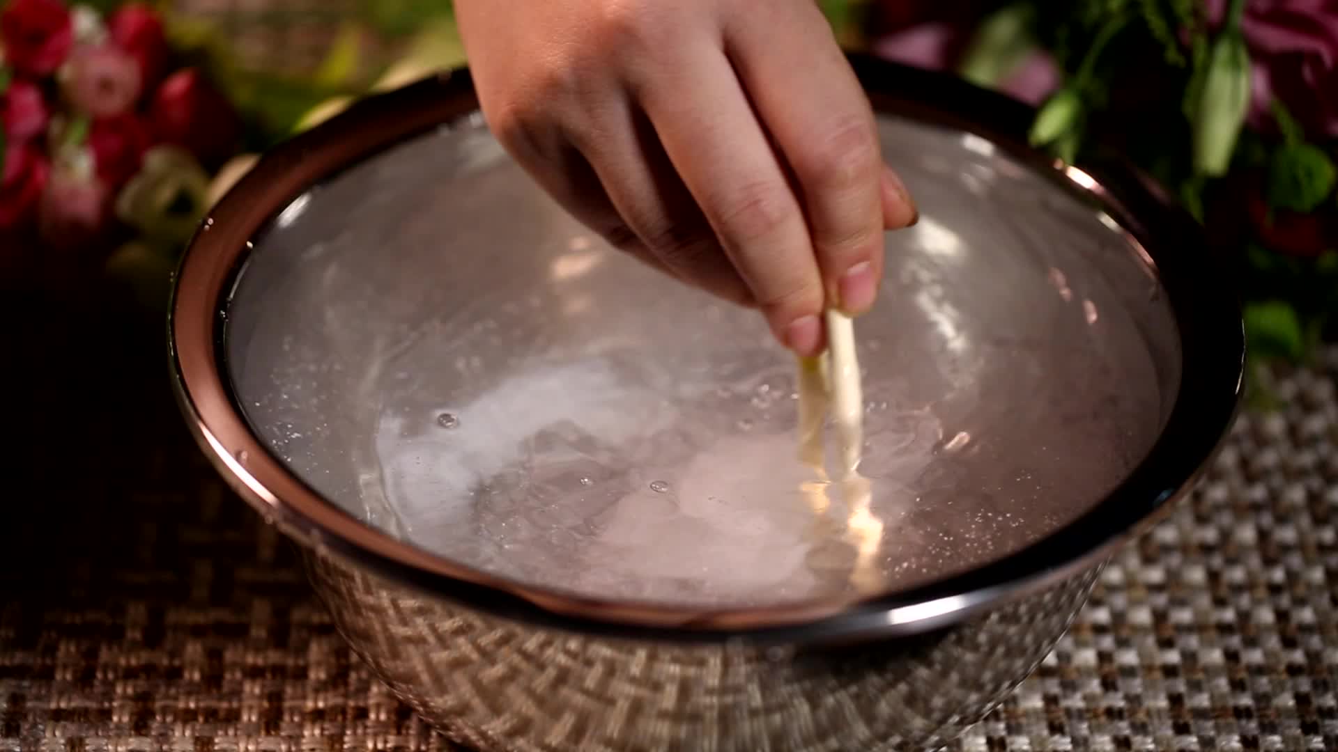 水盆中加盐刷洗浸泡莲藕视频的预览图
