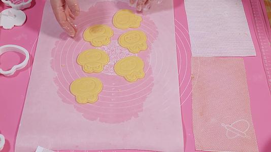 特写模具制作饼干脱模烤饼干甜点视频的预览图