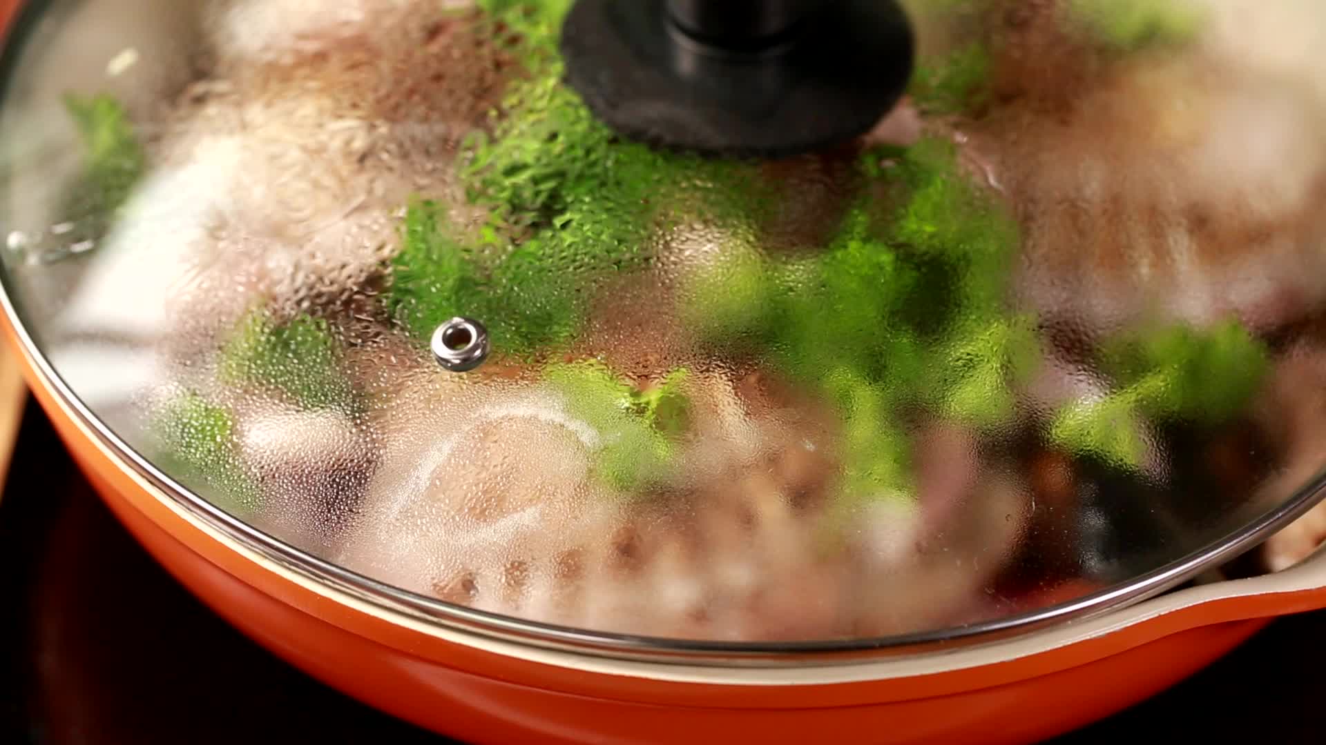 西餐主厨制作红烩海鲜视频的预览图