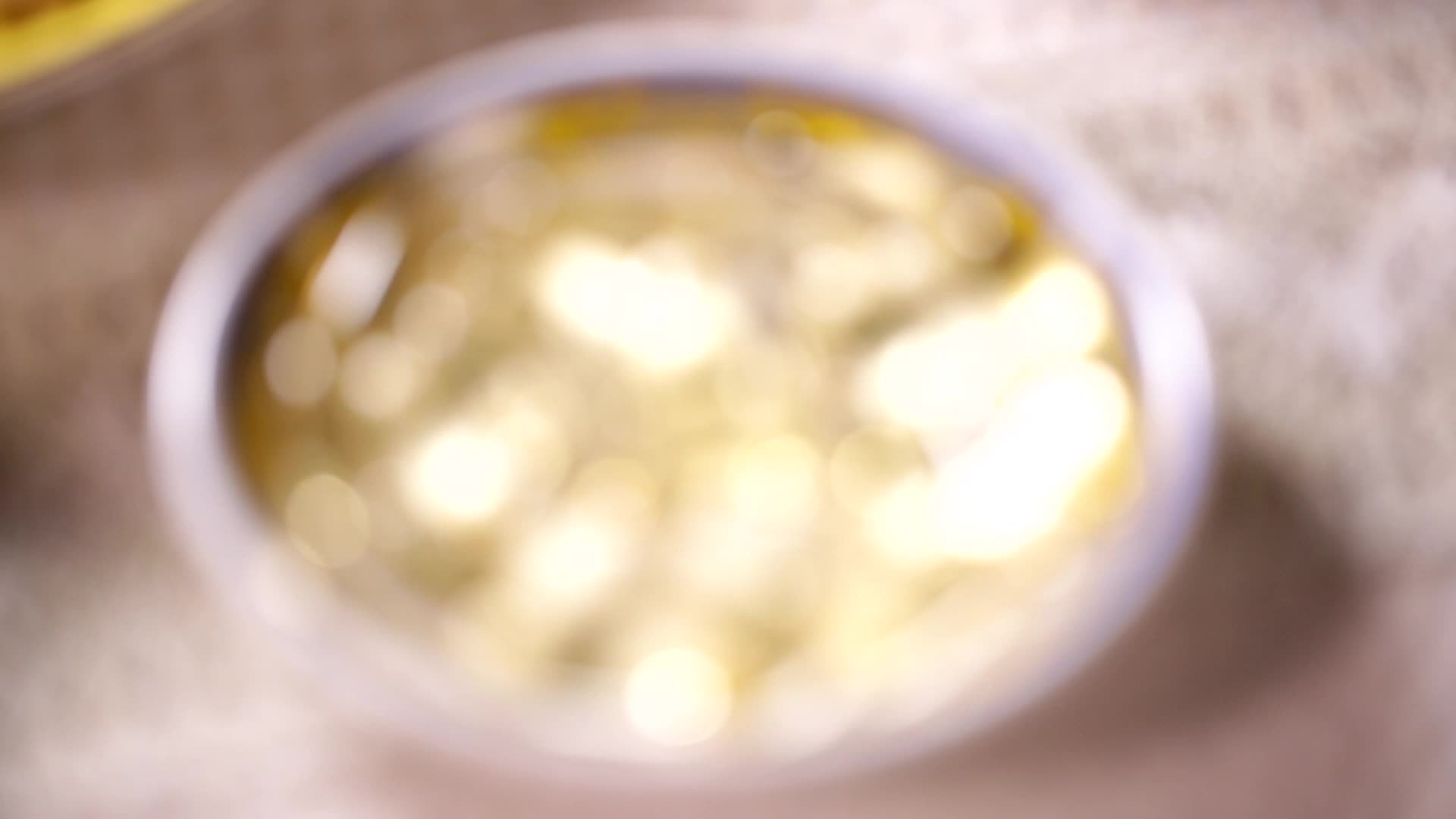 维生素E胶囊鱼油滋补健康保健品视频的预览图