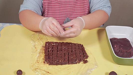 特写实拍用巧克力馅料包汤圆元宵制作甜品视频的预览图