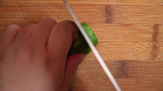 洗黄瓜切黄瓜做饭切菜视频的预览图