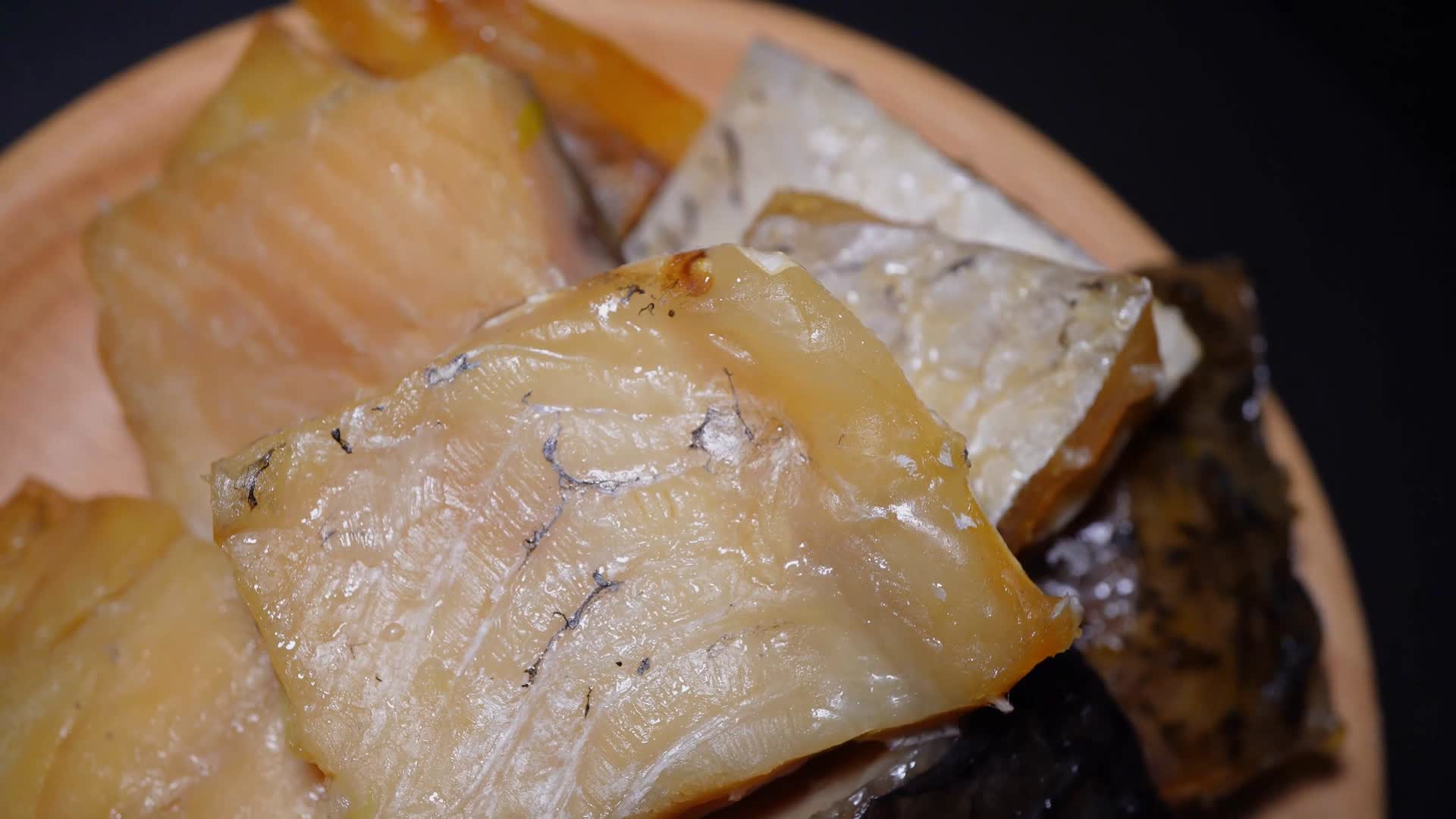 熏鱼烤鱼鱼干美食视频的预览图