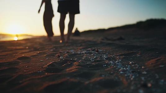 海边夕阳男女沙滩散步约会视频的预览图