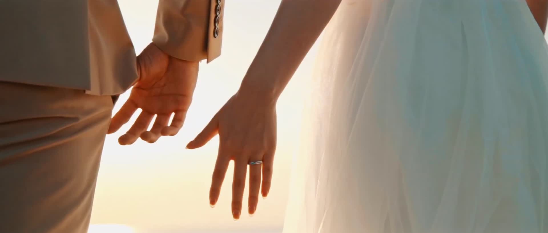 夕阳男女婚礼牵手唯美逆光视频的预览图