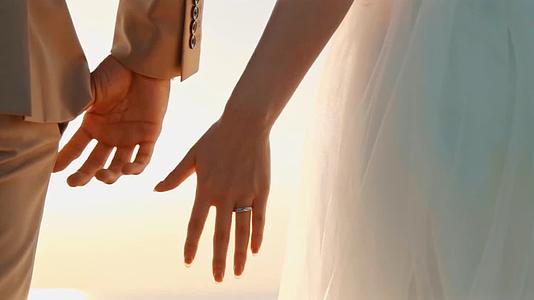 夕阳男女婚礼牵手唯美逆光视频的预览图