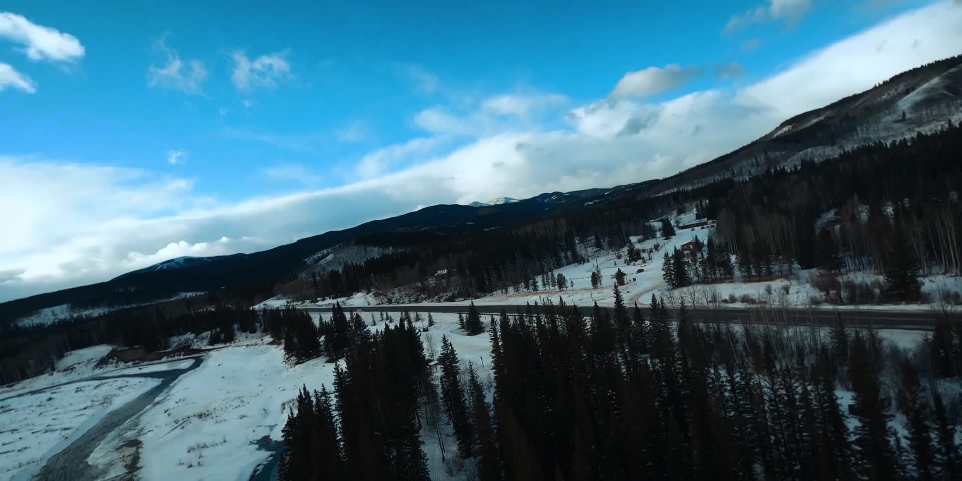 冬季森林河流水面穿越机航拍视频的预览图