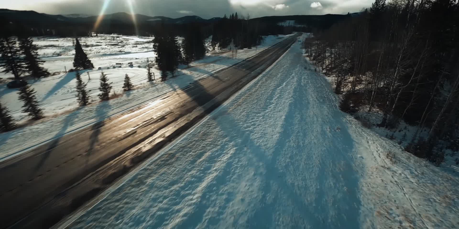 冬季傍晚森林公路穿越机航拍视频的预览图