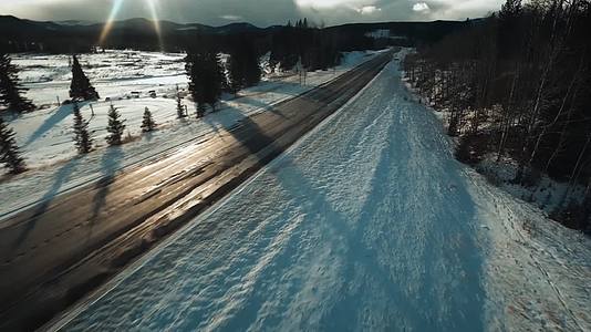冬季傍晚森林公路穿越机航拍视频的预览图