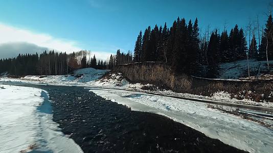 冬季森傍晚林平原河流穿越机航拍视频的预览图
