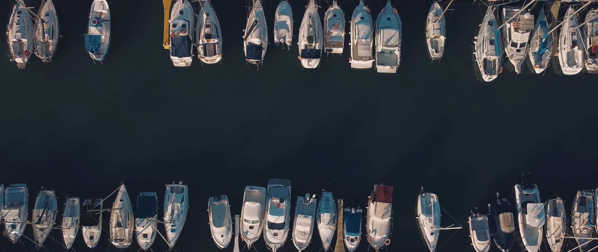 海边码头船坞船只航拍视频的预览图