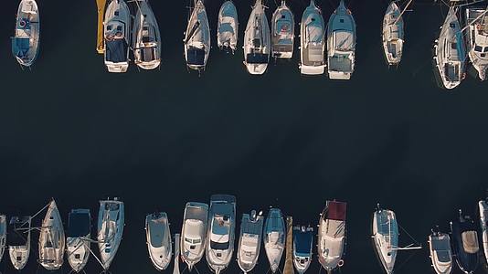 海边码头船坞船只航拍视频的预览图