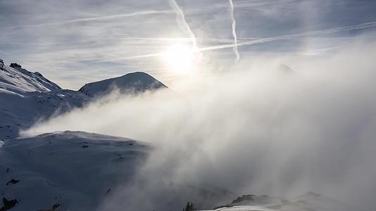 雪山山顶阳光雾气缭绕延时视频的预览图