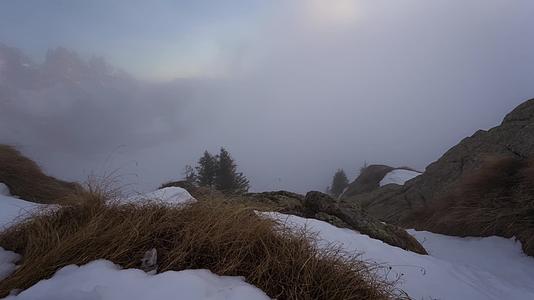 冬季山谷积雪水雾延时视频的预览图