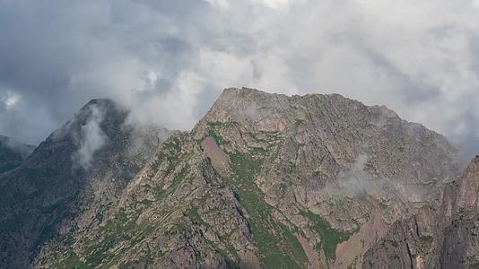山峰云雾缭绕唯美延时视频的预览图