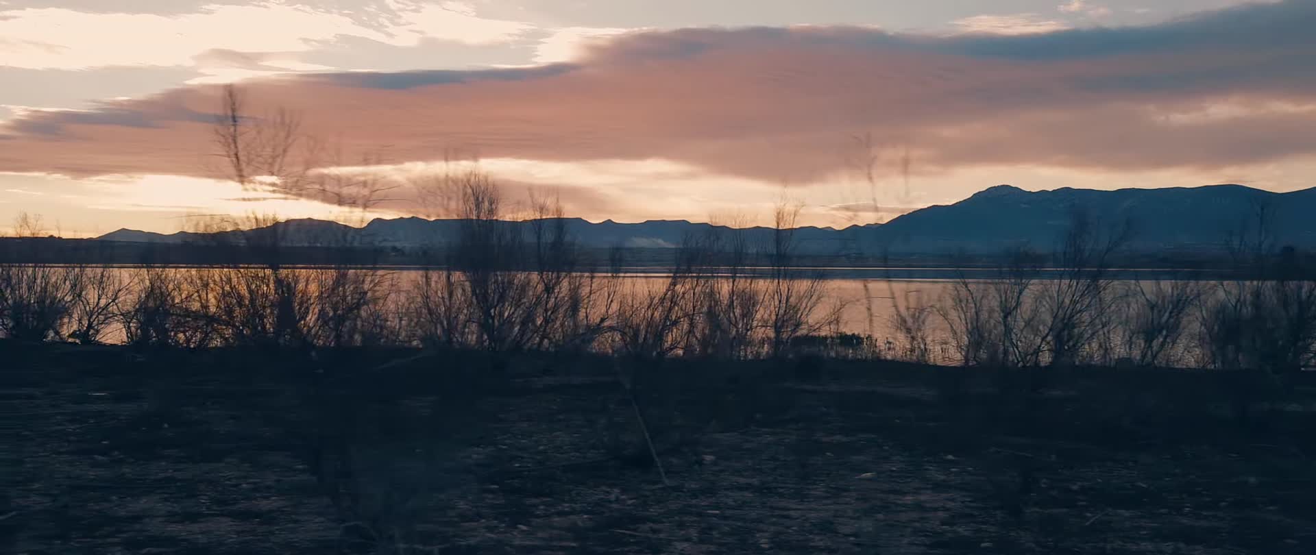 湖边黄昏晚霞湖面倒影唯美合集视频的预览图