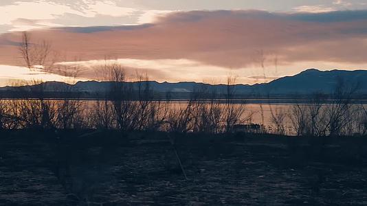 湖边黄昏晚霞湖面倒影唯美合集视频的预览图