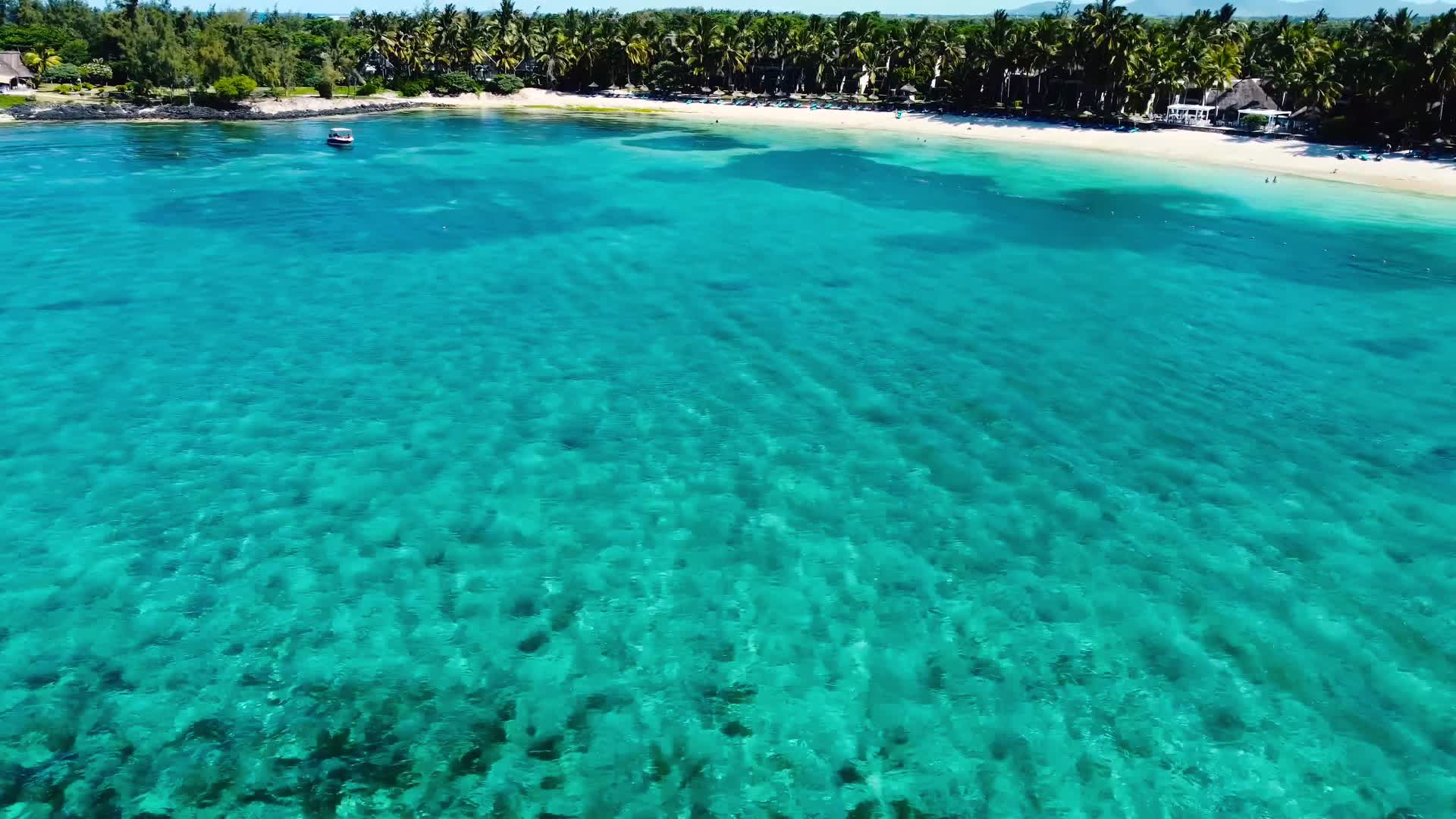 夏日海边度假尾波冲浪航拍视频的预览图