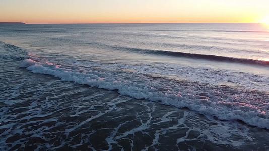 海上日出朝霞阳光海浪反光视频的预览图