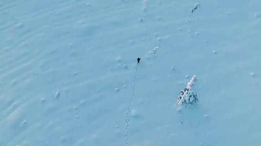 男子冬季森林大雪徒步穿越航拍视频的预览图
