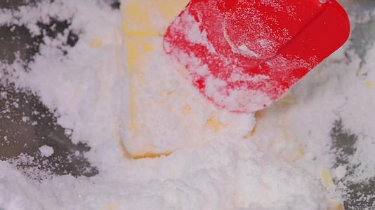制作饼干坯黄油加糖粉软化混合做甜品西点视频的预览图