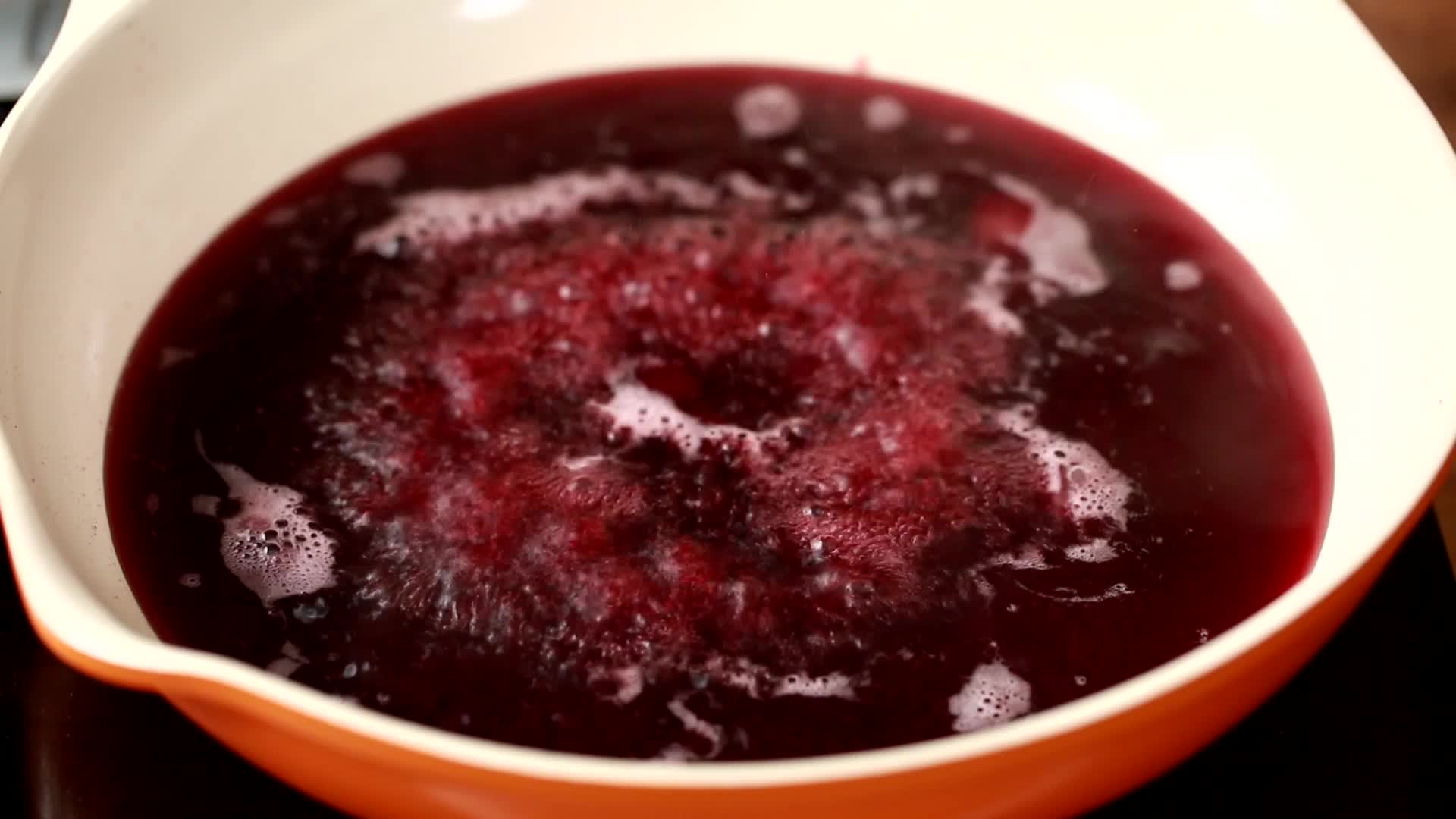 美食煮热红酒红酒雪梨视频的预览图