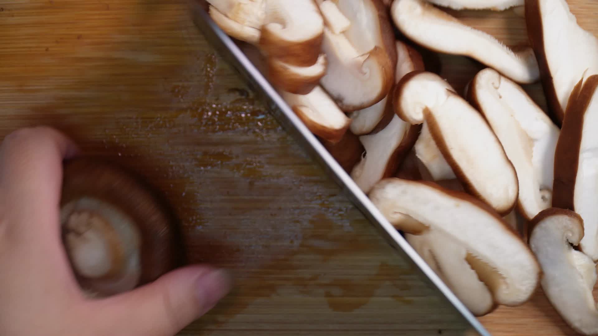主妇清洗香菇切香菇视频的预览图