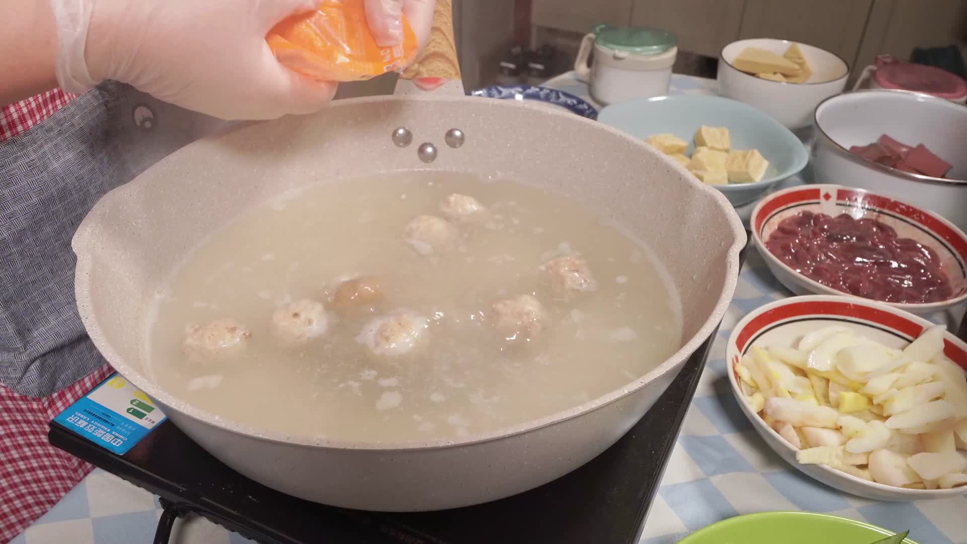 煮丸子涮丸子涮锅材料视频的预览图